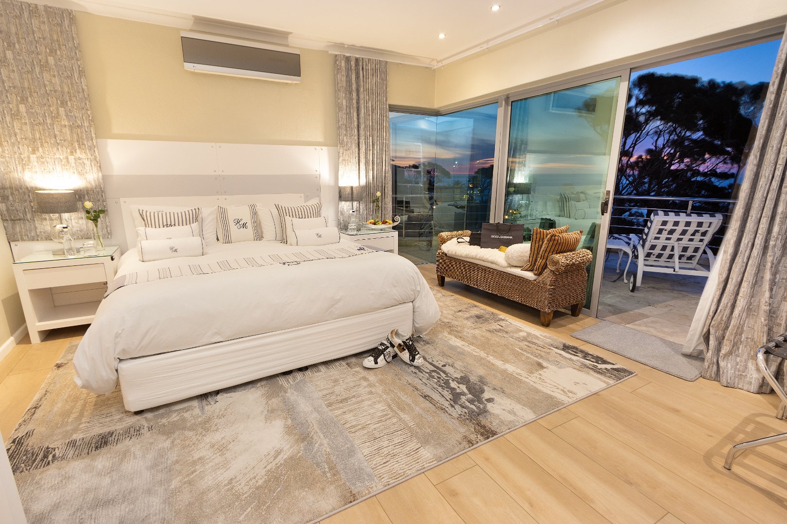 To Let 7 Bedroom Property for Rent in Camps Bay Western Cape